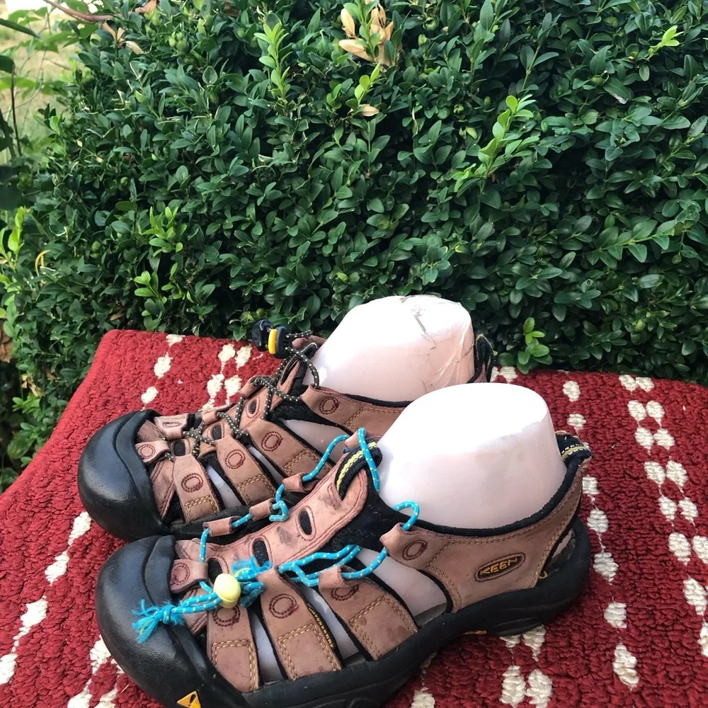 Keen Newport Men’s Brown Leather Sandals with Blue Lace Accents Size 7